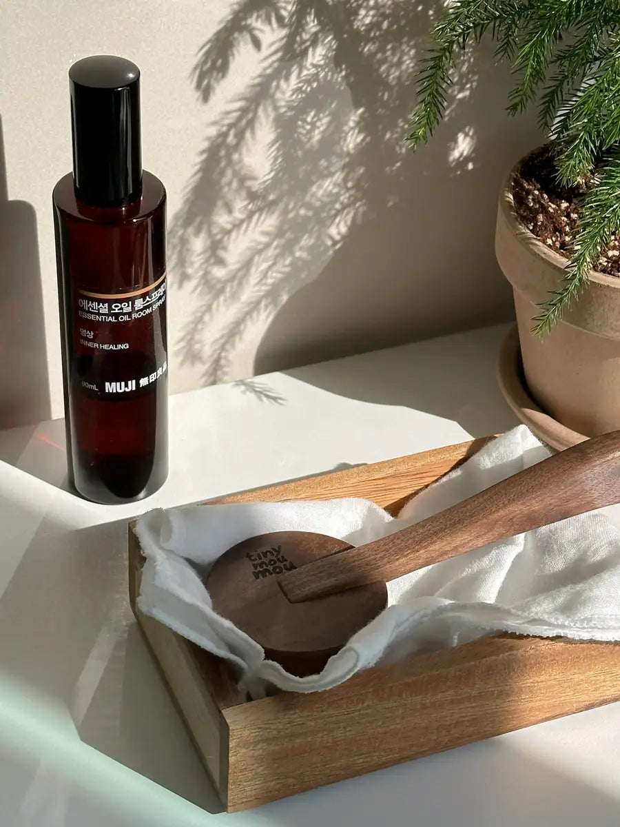 Woody Slicker Brush